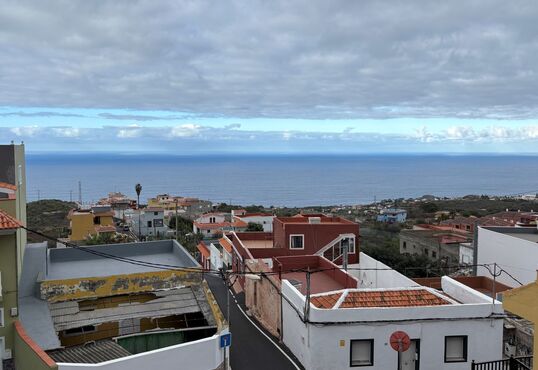 Amplia casa con jardín y vistas al mar