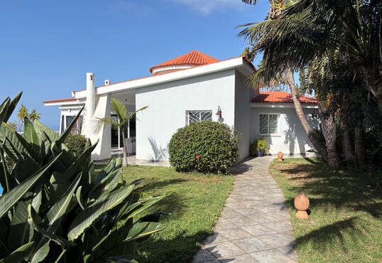 Villa de arquitecto mas solar urbano en una ubicación panorámica
