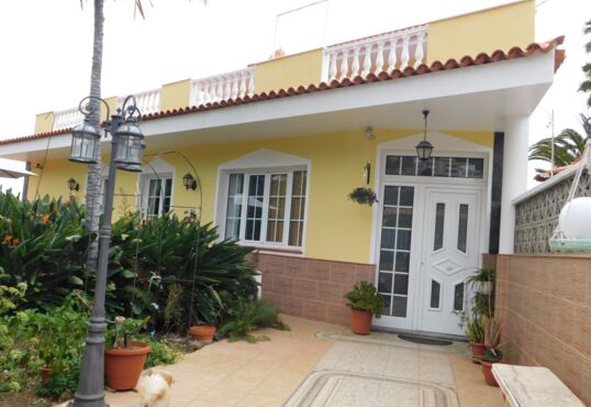 Amplio chalet con piscina y vistas panorámicas