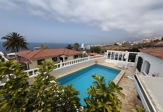 Casa pareada con vistas al mar y piscina