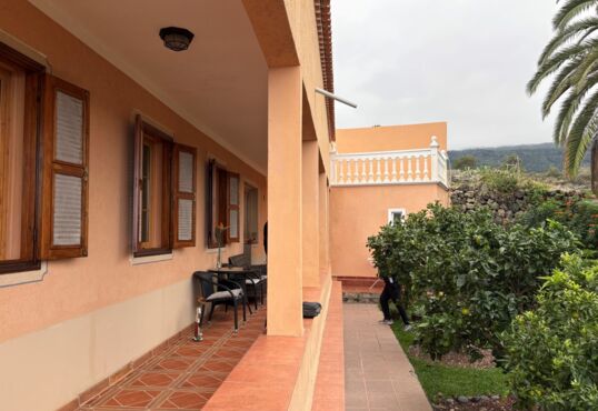 Amplia casa con jardín y vistas al mar