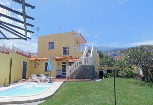 Amplio chalet con piscina y vistas panorámicas