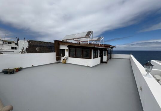 Amplia casa directamente junto al mar