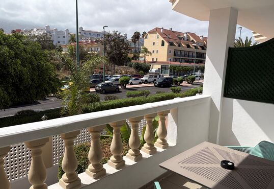 Apartamento soleado con piscina y vistas a la montaña