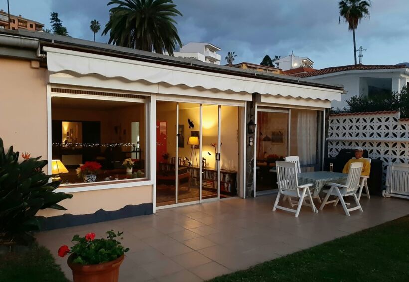 Amplia casa con jardin y vistas al mar