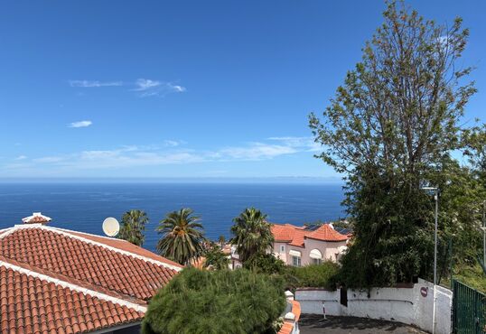 Villa exclusiva con casa de invitados en una ubicación panorámica