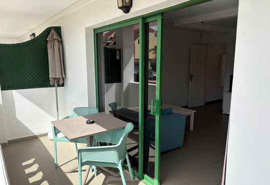 Apartamento soleado con piscina y vistas a la montaña