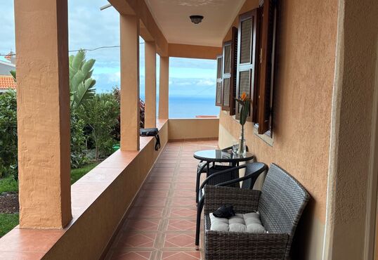Amplia casa con jardín y vistas al mar