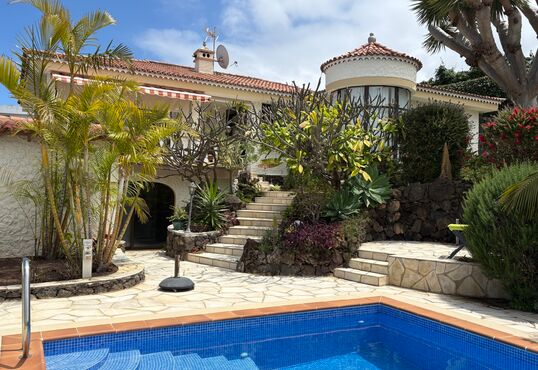Villa exclusiva con casa de invitados en una ubicación panorámica
