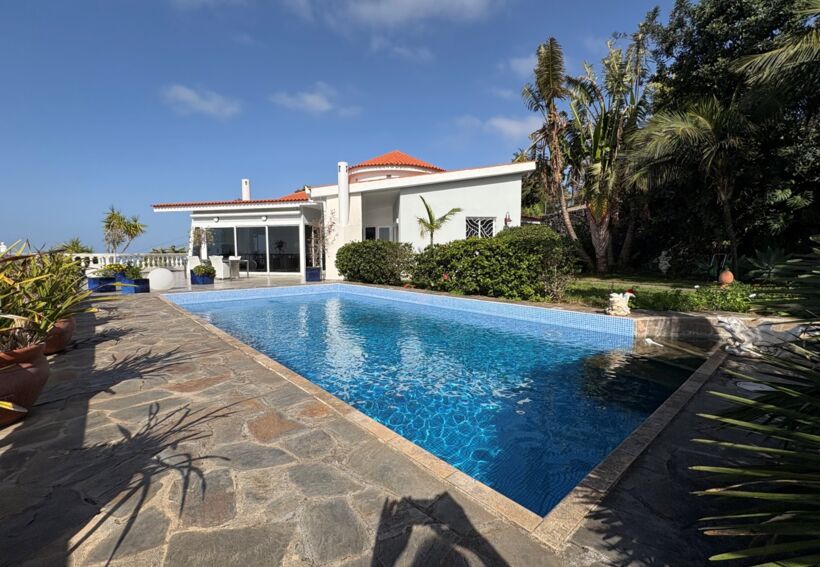 Villa de arquitecto mas solar urbano en una ubicación panorámica