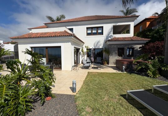 Villa de primera calidad  situada en una zona con vistas panorámicas