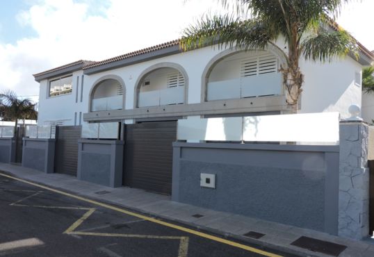 Casa enorme enfrente del mar