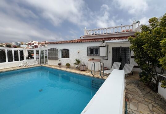 Casa pareada con vistas al mar y piscina