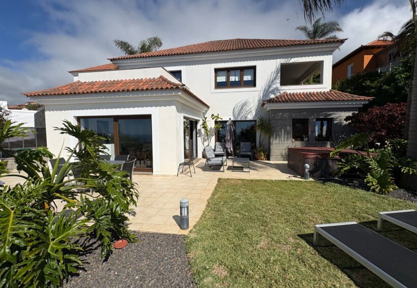 Villa de primera calidad  situada en una zona con vistas panorámicas