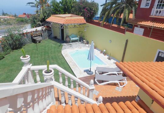 Amplio chalet con piscina y vistas panorámicas
