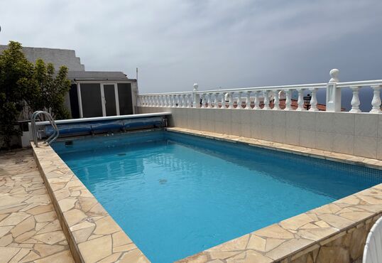 Casa pareada con vistas al mar y piscina