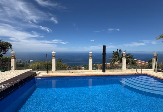 Villa exclusiva con casa de invitados en una ubicación panorámica