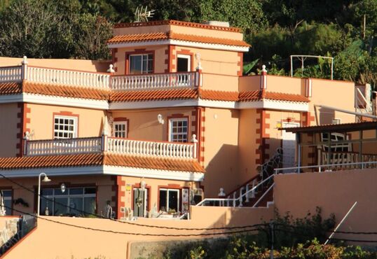 Casa grande con múltiples posibilidades de uso