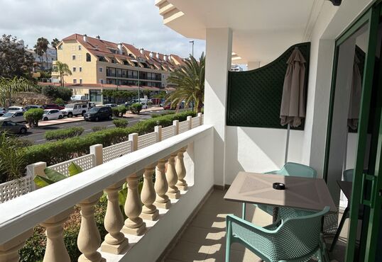 Apartamento soleado con piscina y vistas a la montaña