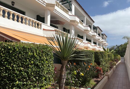 Apartamento soleado con piscina y vistas a la montaña