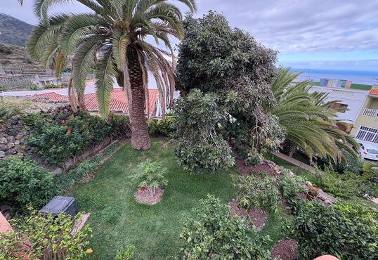 Amplia casa con jardín y vistas al mar